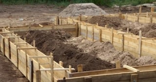 Ленточный фундамент с цоколем в Лесозаводске - от 15977 руб.