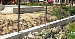 Фундамент под забор заказать в Лесозаводске - заливка фундамента для забора | от 1577 за п.м.